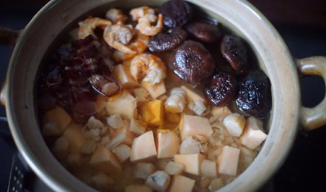 家里有干货腊味的统统翻出来，把它们做成煲仔饭，香得让人吃上瘾休闲区蓝鸢梦想 - Www.slyday.coM