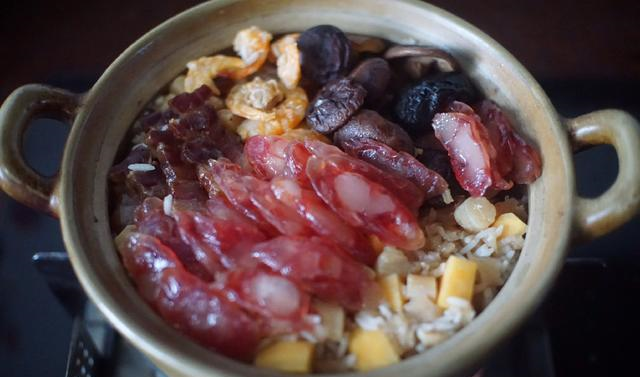 家里有干货腊味的统统翻出来，把它们做成煲仔饭，香得让人吃上瘾休闲区蓝鸢梦想 - Www.slyday.coM