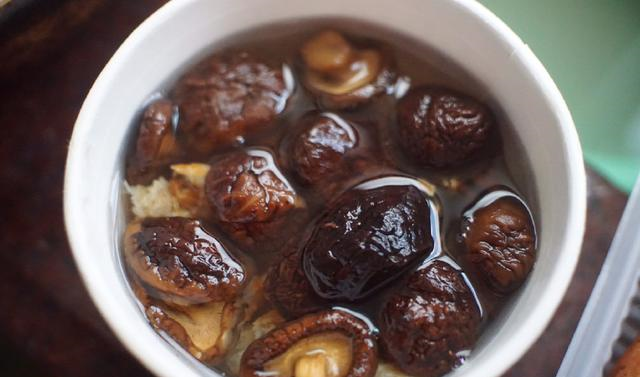 家里有干货腊味的统统翻出来，把它们做成煲仔饭，香得让人吃上瘾休闲区蓝鸢梦想 - Www.slyday.coM