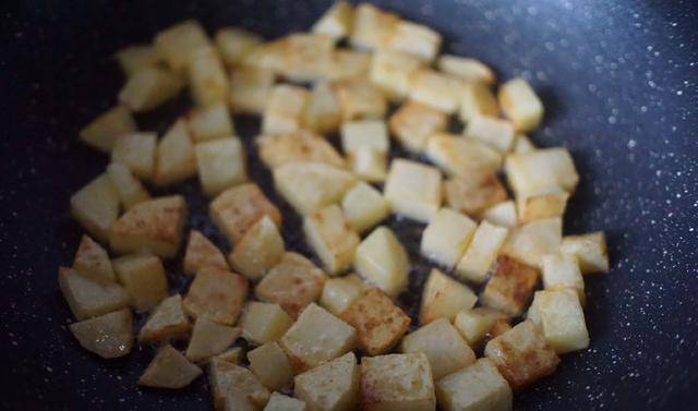 家里有干货腊味的统统翻出来，把它们做成煲仔饭，香得让人吃上瘾休闲区蓝鸢梦想 - Www.slyday.coM