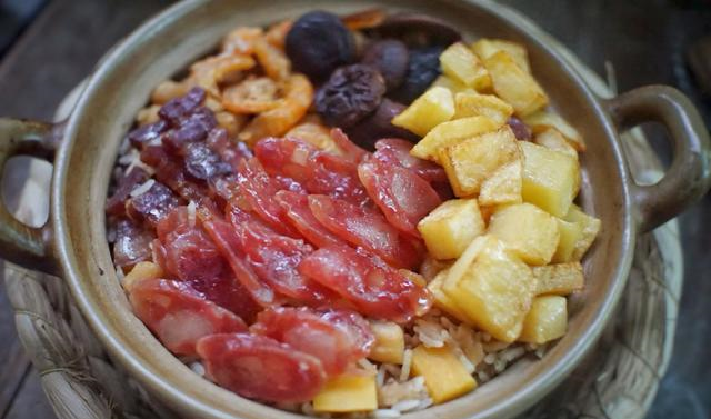 家里有干货腊味的统统翻出来，把它们做成煲仔饭，香得让人吃上瘾休闲区蓝鸢梦想 - Www.slyday.coM