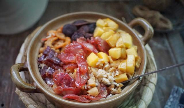 家里有干货腊味的统统翻出来，把它们做成煲仔饭，香得让人吃上瘾休闲区蓝鸢梦想 - Www.slyday.coM