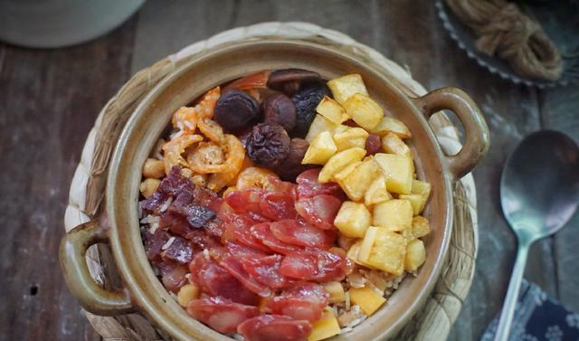 家里有干货腊味的统统翻出来，把它们做成煲仔饭，香得让人吃上瘾休闲区蓝鸢梦想 - Www.slyday.coM