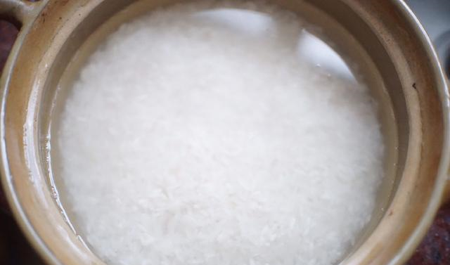 家里有干货腊味的统统翻出来，把它们做成煲仔饭，香得让人吃上瘾休闲区蓝鸢梦想 - Www.slyday.coM