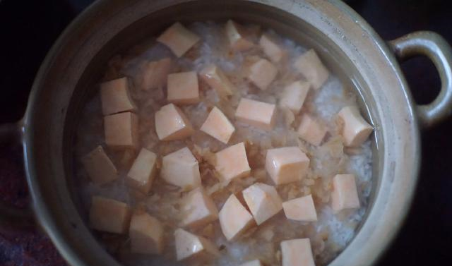 家里有干货腊味的统统翻出来，把它们做成煲仔饭，香得让人吃上瘾休闲区蓝鸢梦想 - Www.slyday.coM