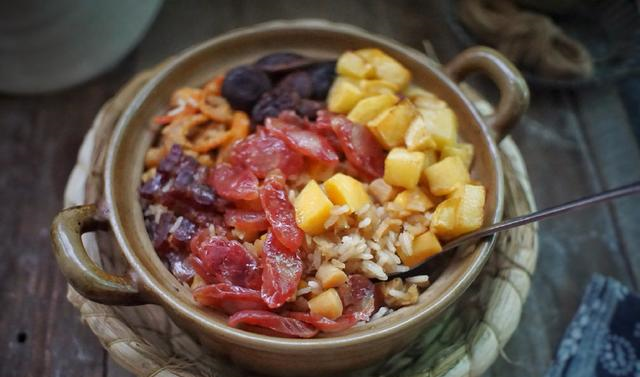 家里有干货腊味的统统翻出来，把它们做成煲仔饭，香得让人吃上瘾休闲区蓝鸢梦想 - Www.slyday.coM