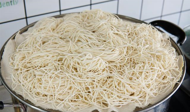 所需食材:细面条,肉丝,蒜薹,姜1块,大蒜2,生抽2勺,老抽2勺,盐和鸡精