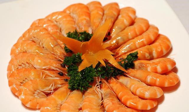 水煮虾时虾切莫直接下锅煮总会有人做错难怪虾肉不弹不甜