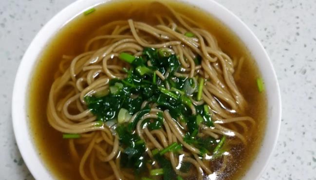 荞麦面条特点是条状均匀口感筋道面香浓郁且别具风格