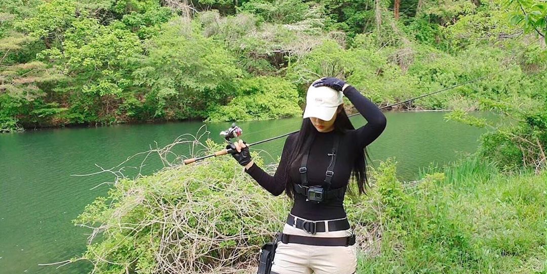 湖边惊现女钓友!身材好技术高,大鱼都被她钓走了