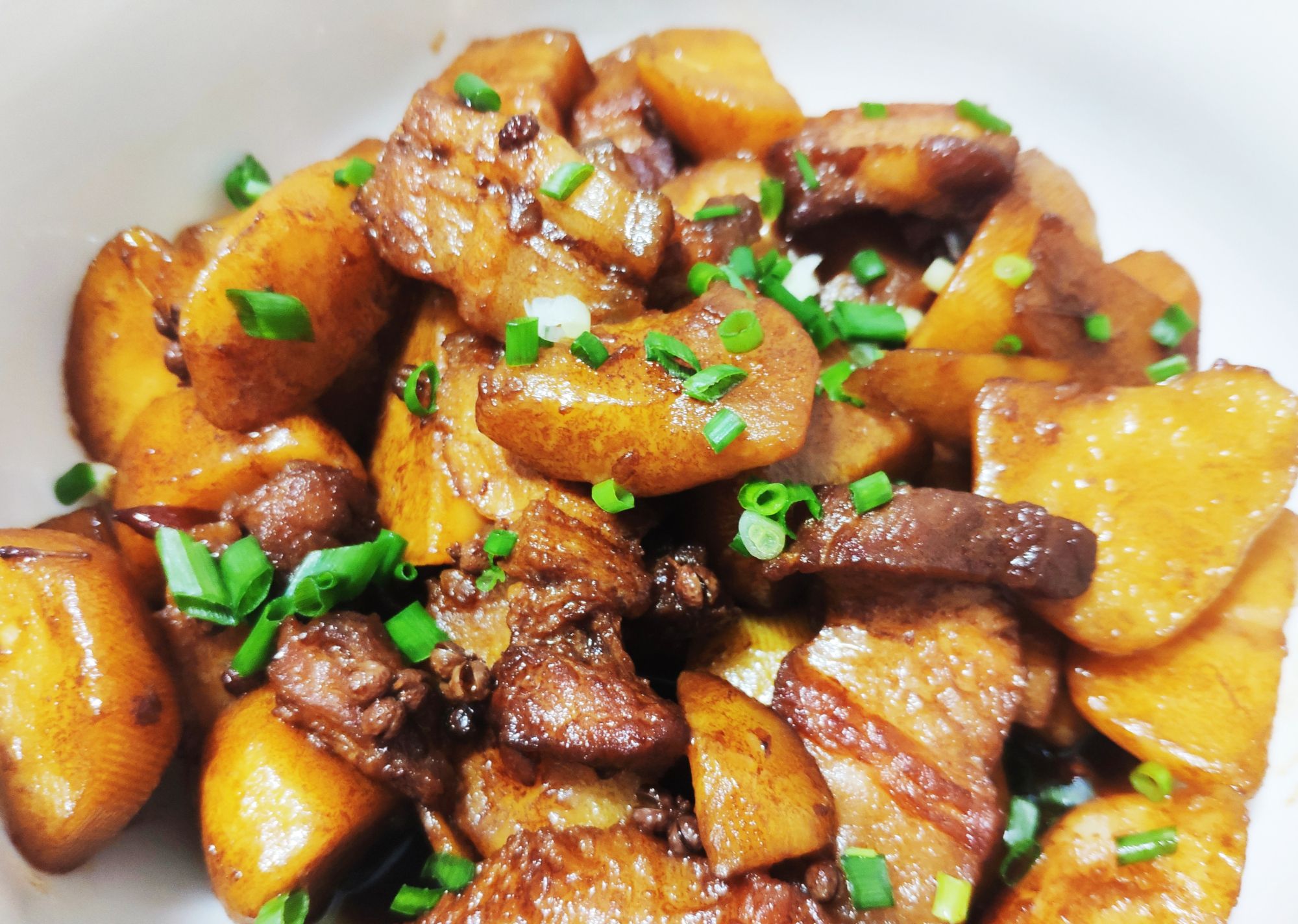 恩施小土豆烧五花肉,先生吃独食,一个人吃了一碗!