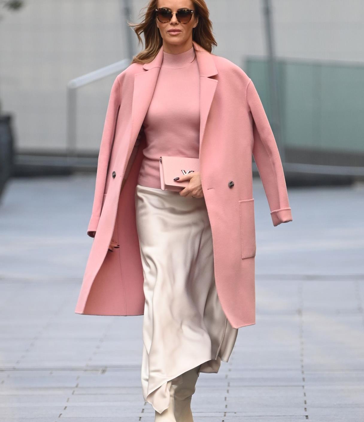 近日,阿曼达·霍尔顿(amanda louise holden)现身街头,她身穿一件粉色