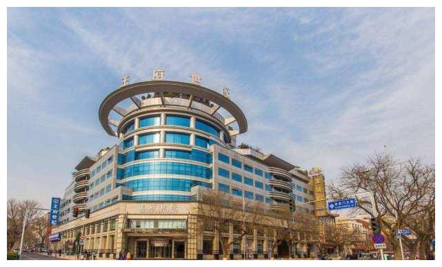 又一个隐形首富移民了,祖上是清朝皇族,如今继续在中国收租赚钱