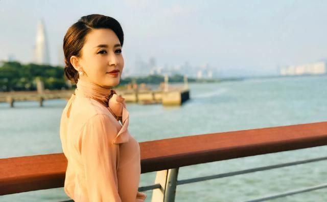 主持人张蕾上央视首跳舞,学女生穿露脐装有模有样,女星自愧不如_高清