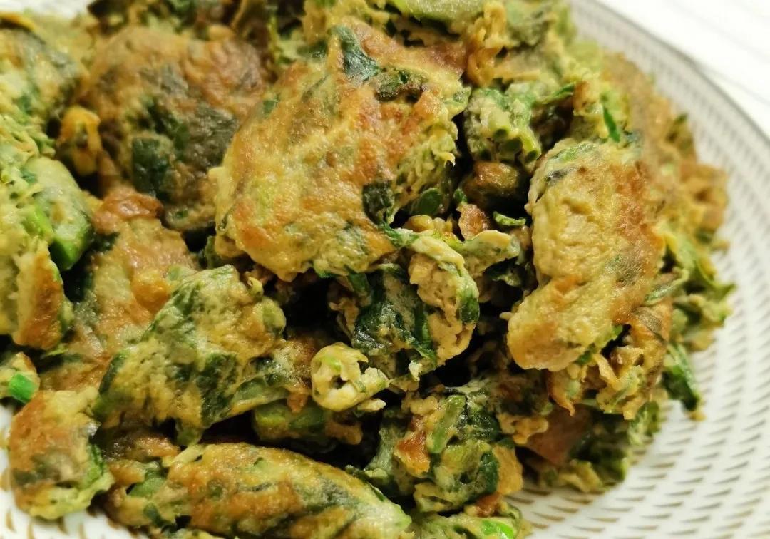 步骤4,锅中放少量油,倒入香椿鸡蛋液,小火煎熟,即可食用步骤3,打3-4个