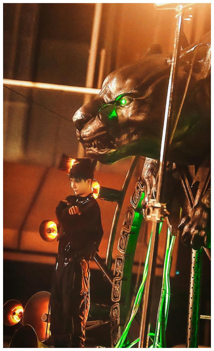 这就是街舞定档王一博猎豹出笼帅气蓝发小脏辫超亮眼