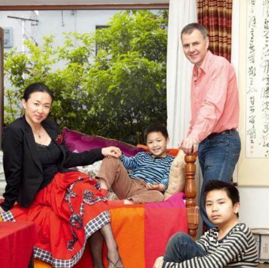 金星与家人聚餐开香槟一家人合影搞怪温馨儿子越来越像妈妈