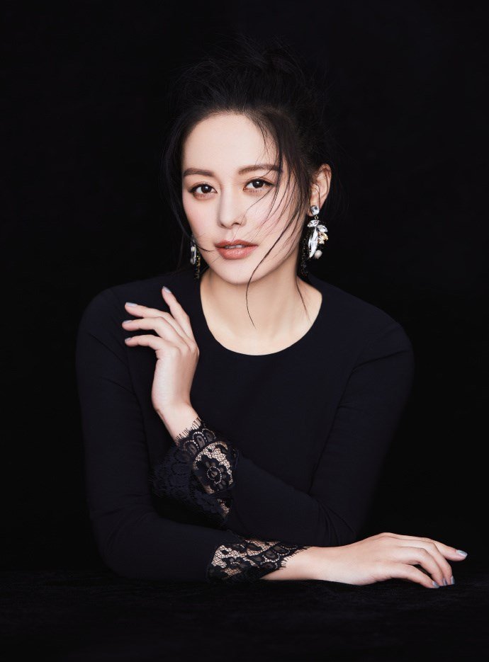 王力可一袭黑色蕾丝连衣裙暗藏小心机,美得性感优雅,气质动人_高清