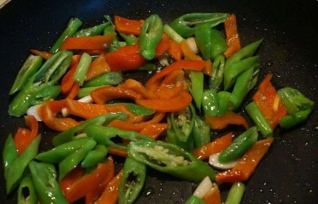 做辣椒炒肉时,什么时候放盐最好?别弄错了,弄错了又柴还不入味休闲区蓝鸢梦想 - Www.slyday.coM 做辣椒炒肉时,什么时候放盐最好?别弄错了,弄错了又柴还不入味休闲区蓝鸢梦想 - Www.slyday.coM