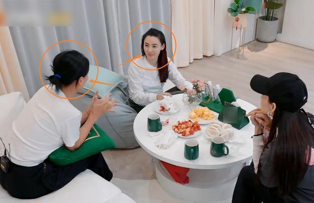 那英和张柏芝谈心,我却注意两人的肤色差距,从中看出白皮多重要