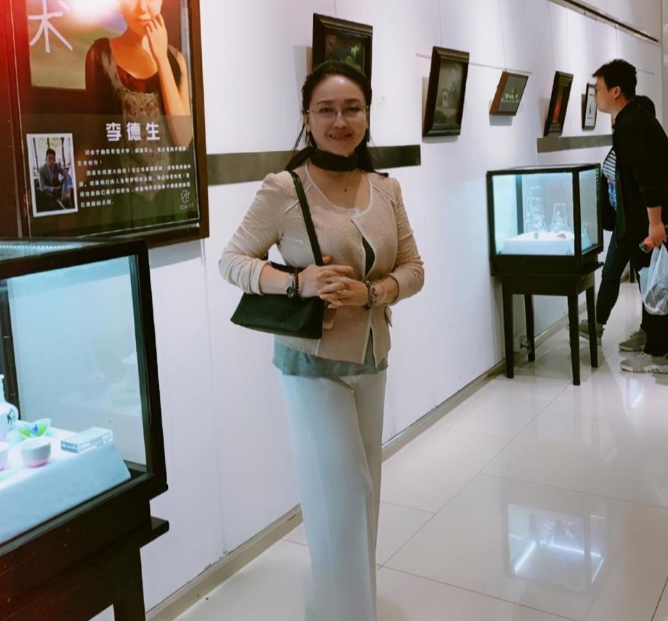 魏慧丽是中老年妈妈的穿衣样板,脸蛋自然穿衣高雅,美的从容大方|魏慧