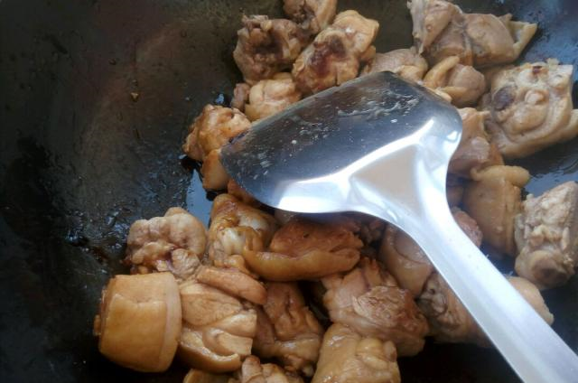 炖鸡肉时,先焯水、直接炖都不对!教你正确做法,鸡肉香嫩特解馋休闲区蓝鸢梦想 - Www.slyday.coM 炖鸡肉时,先焯水、直接炖都不对!教你正确做法,鸡肉香嫩特解馋休闲区蓝鸢梦想 - Www.slyday.coM