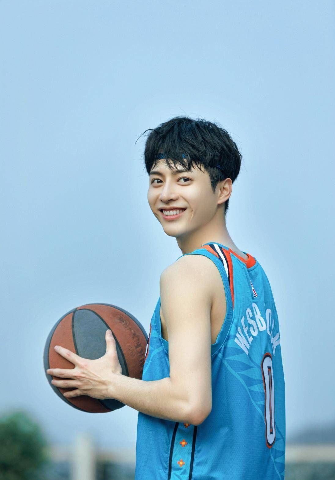 穿球衣的韩承羽帅不帅?让人忍不住犯花痴!