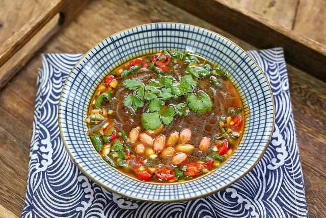 教你自制懒人版酸辣粉,3分钟搞定,鲜香酸辣,让你嗦一口就上瘾休闲区蓝鸢梦想 - Www.slyday.coM 教你自制懒人版酸辣粉,3分钟搞定,鲜香酸辣,让你嗦一口就上瘾休闲区蓝鸢梦想 - Www.slyday.coM