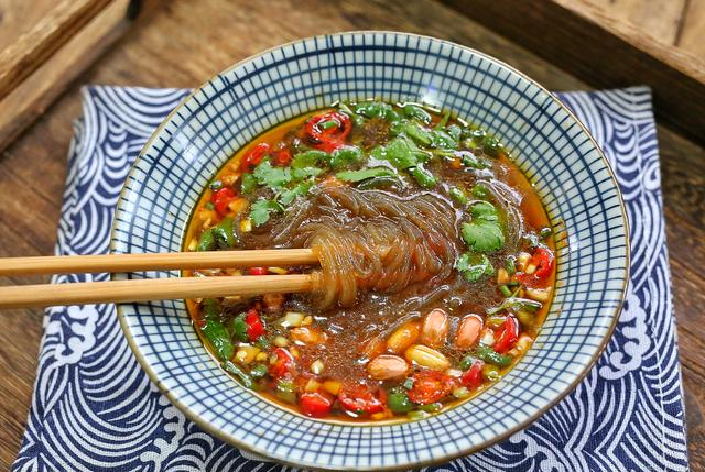 教你自制懒人版酸辣粉,3分钟搞定,鲜香酸辣,让你嗦一口就上瘾休闲区蓝鸢梦想 - Www.slyday.coM 教你自制懒人版酸辣粉,3分钟搞定,鲜香酸辣,让你嗦一口就上瘾休闲区蓝鸢梦想 - Www.slyday.coM