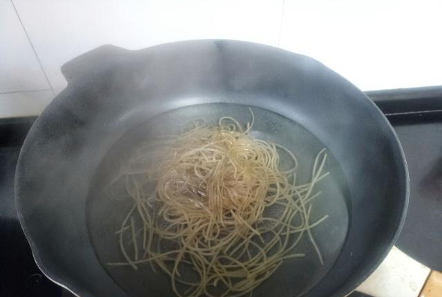 教你自制懒人版酸辣粉,3分钟搞定,鲜香酸辣,让你嗦一口就上瘾休闲区蓝鸢梦想 - Www.slyday.coM 教你自制懒人版酸辣粉,3分钟搞定,鲜香酸辣,让你嗦一口就上瘾休闲区蓝鸢梦想 - Www.slyday.coM