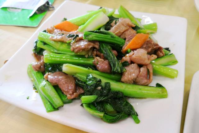 这是迟菜心炒猪面肉,广东增城的迟菜心最有名,这盘菜里的迟菜心应该就