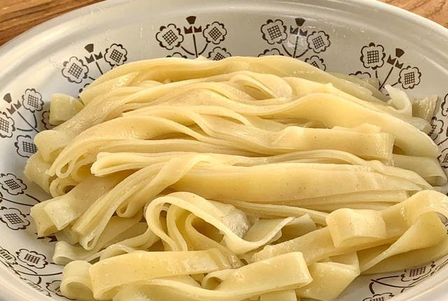 黄色凉皮怎么做用的食材竟然是它不洗面不用蒸柔软又劲道