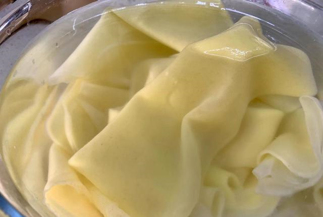 黄色凉皮怎么做用的食材竟然是它不洗面不用蒸柔软又劲道