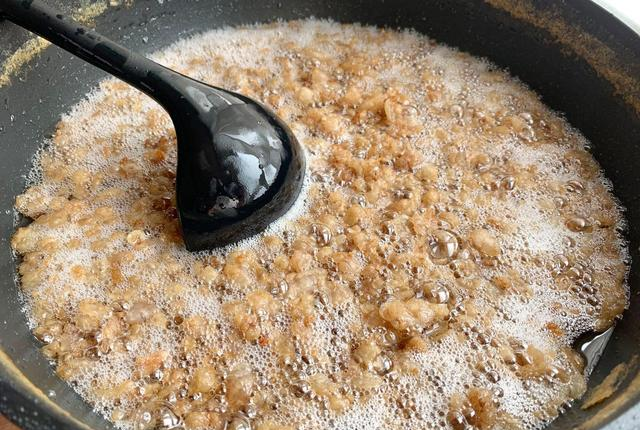 5,直到锅中的猪油体积变得越来越小,成为油渣的状态,颜色也变成了这种