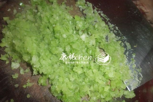 3 把芹菜粒挤出芹菜汁,分3次加入到猪肉末,每次让猪肉末吸收了再加入