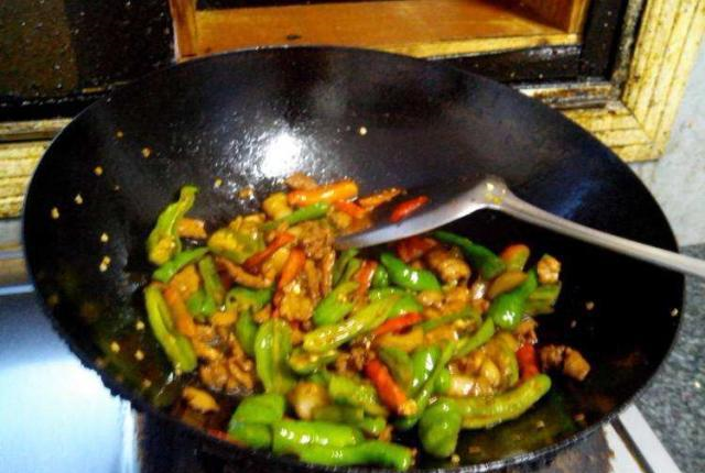 做辣椒炒肉时,什么时候放盐最好?别弄错了,弄错了又柴还不入味休闲区蓝鸢梦想 - Www.slyday.coM 做辣椒炒肉时,什么时候放盐最好?别弄错了,弄错了又柴还不入味休闲区蓝鸢梦想 - Www.slyday.coM