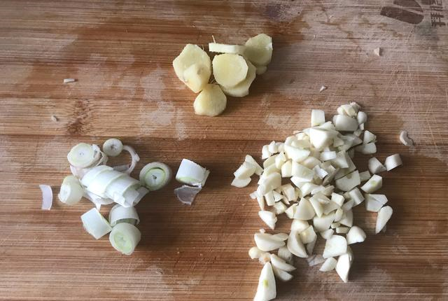 红烧鲳鱼食材:鲳鱼1条,大葱,生姜,大蒜适量调料汁:生抽3勺,料酒2勺,蒸