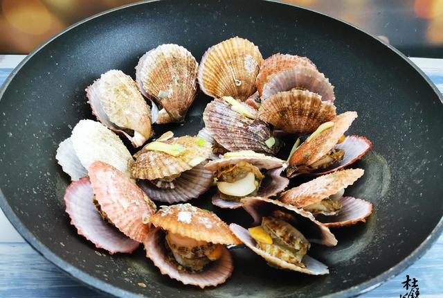 蒸扇贝水蒸法是大忌海边人不加1滴水鲜味不流失
