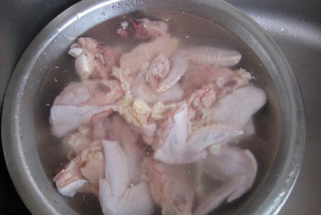 炖鸡肉时,先焯水、直接炖都不对!教你正确做法,鸡肉香嫩特解馋休闲区蓝鸢梦想 - Www.slyday.coM 炖鸡肉时,先焯水、直接炖都不对!教你正确做法,鸡肉香嫩特解馋休闲区蓝鸢梦想 - Www.slyday.coM