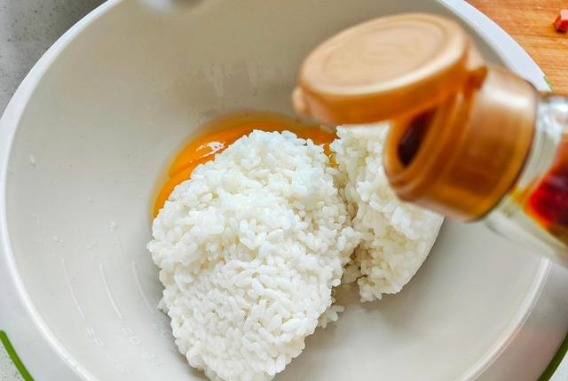 学会这几步五分钟就能做出粒粒分明的黄金饭金黄诱人太美味
