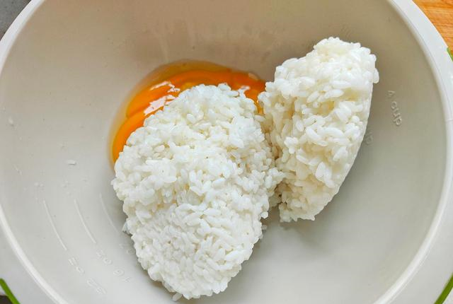 学会这几步五分钟就能做出粒粒分明的黄金饭金黄诱人太美味