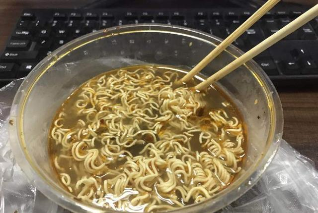 上这么多年学,就是为了在公司加班吃泡面吗?