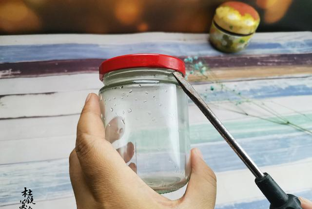 螺丝刀或金属小勺:找到罐头咬合口的地方,用平口螺丝刀或小勺轻轻一撬