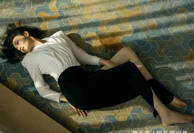 倪妮躺在地上拍大片,当她用手挡住镜头时,才知道什么叫朦胧美