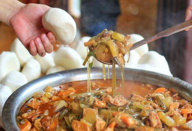 在河南,人们无论办喜事还是办丧事,只要家中有事,都会卤一大锅菜宴请