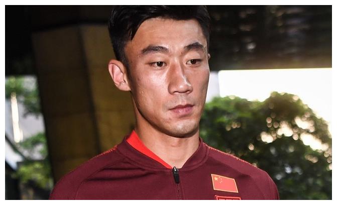 如何看待张鹭在高铁上吸烟?上千名球迷参与投票,戴琳也点赞