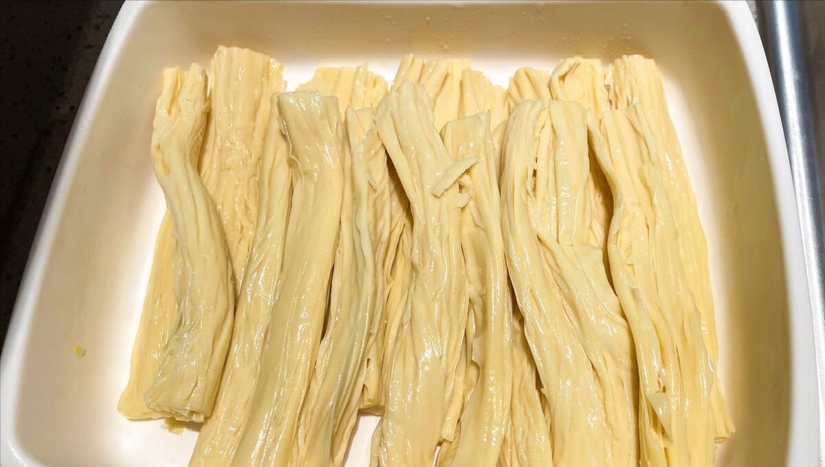 泡腐竹切忌别用清水泡大厨教你不外传技巧柔软劲道无硬芯