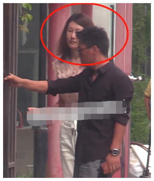 王宝强与女友冯清合体现身工作室再被拍,开车带冯清回家超恩爱