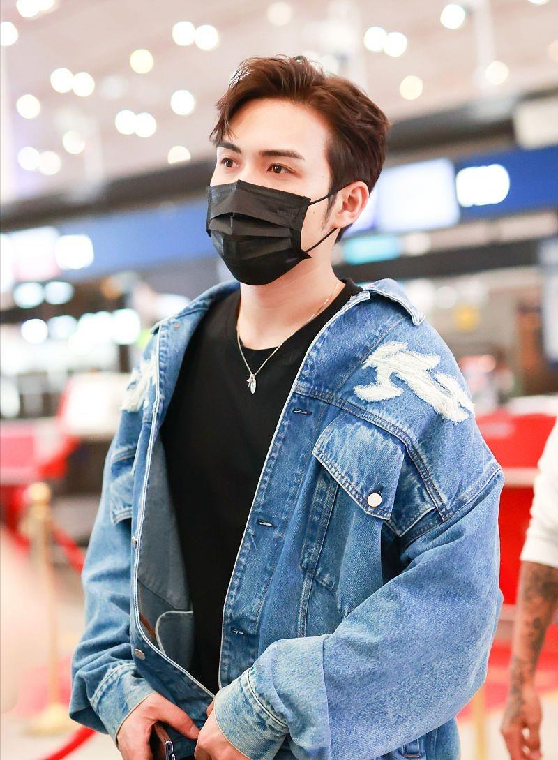 张彬彬牛仔外套穿得随意,内搭一身黑男友力爆棚,活力满满_高清图集