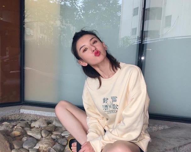 祖儿穿衣还挺有品味露脐装不露搞叠穿搭雨衣裤真会玩